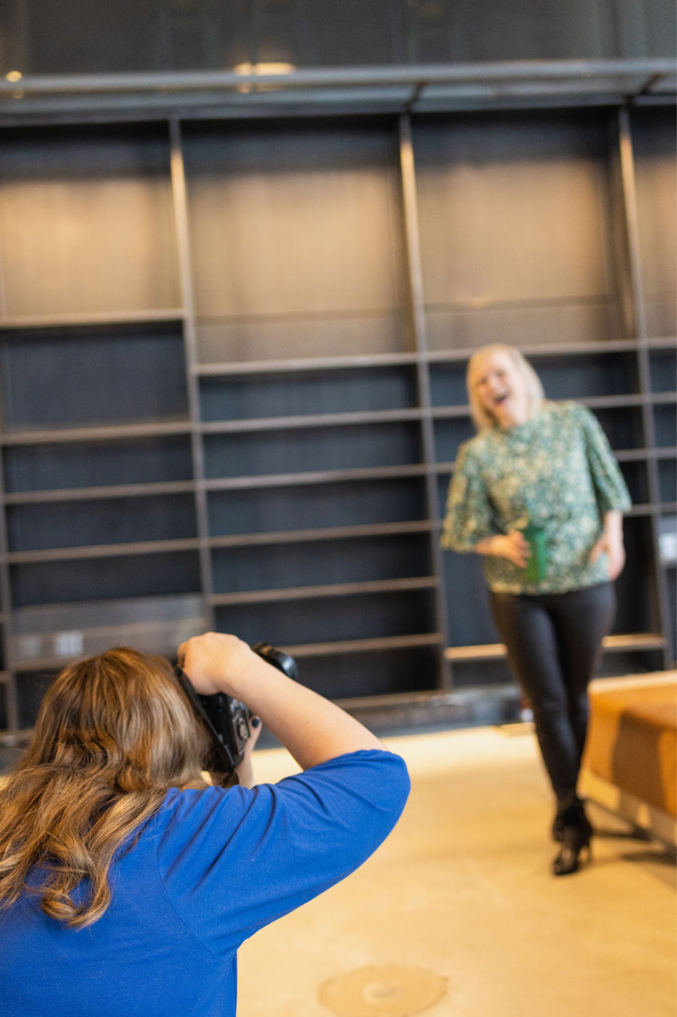 Anja fotograferer under en fotografering