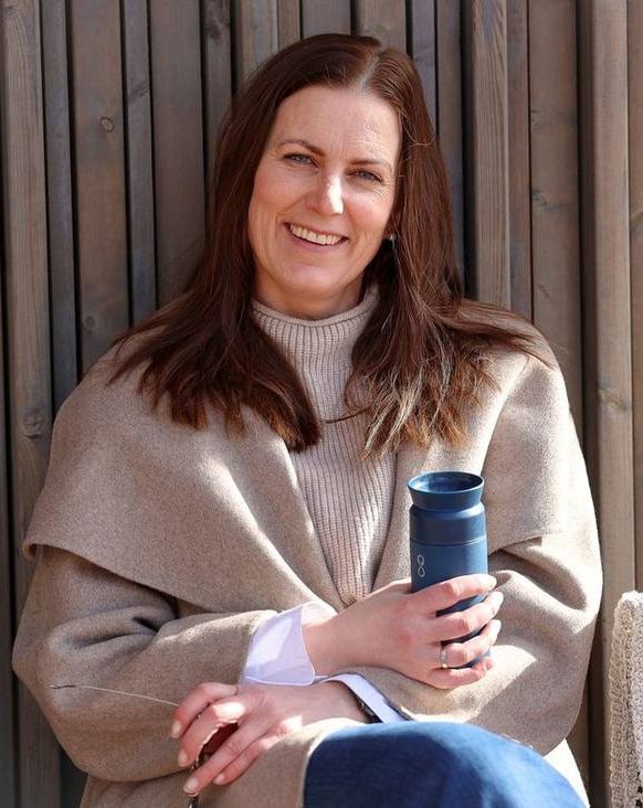 Portrett av kvinne med kaffe